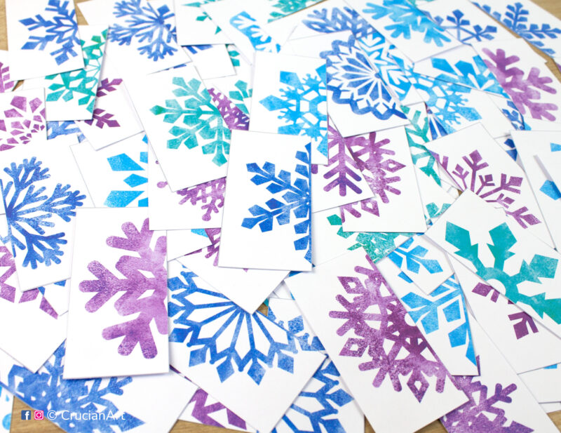 Snowflakes puzzles for toddlers and preschoolers. Printable pattern recognition matching activity for two year olds and three year olds.